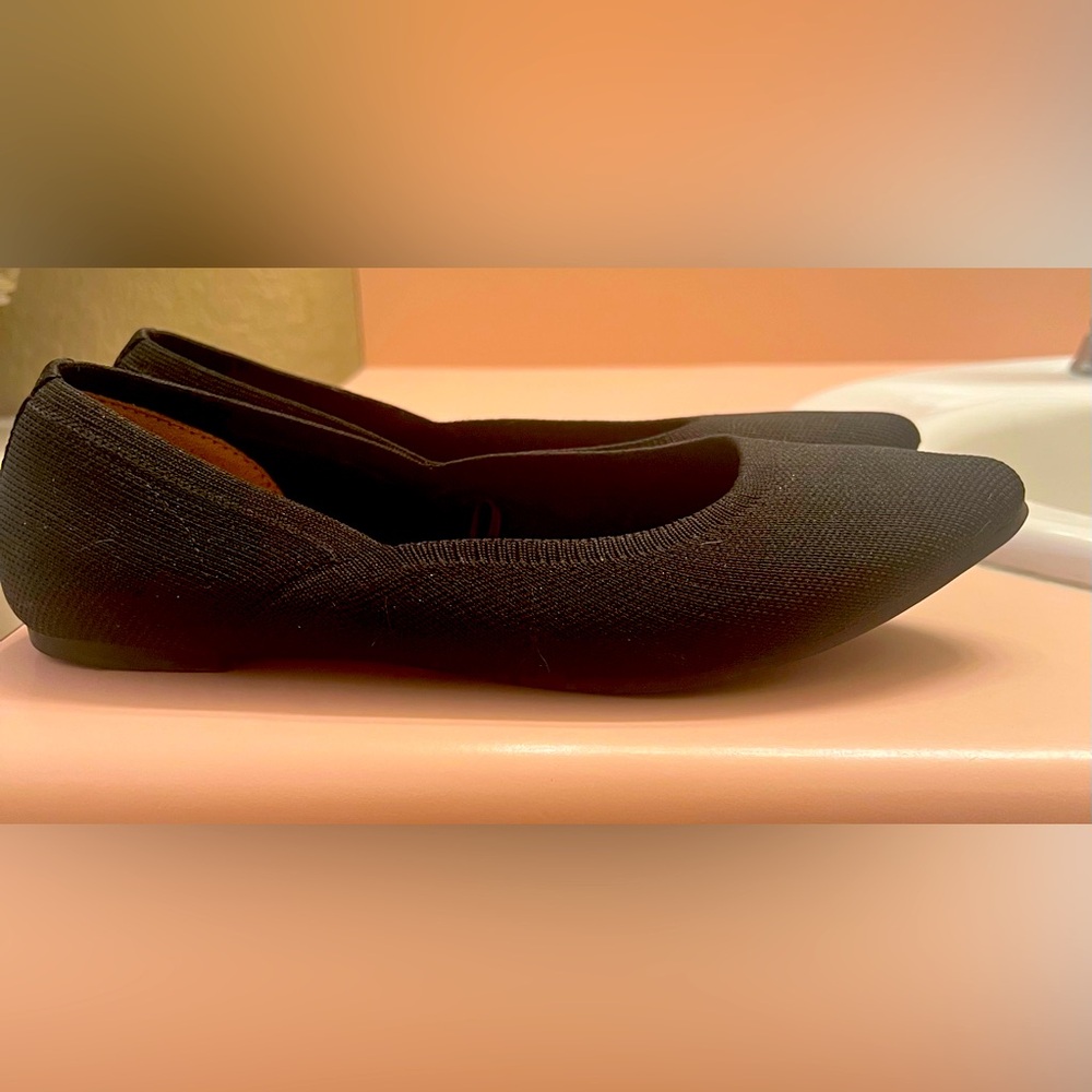 Women’s black flats size 6.0